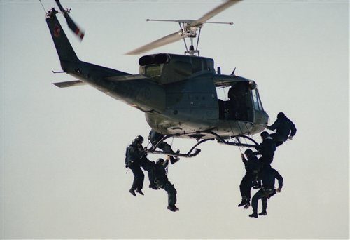 008. Desant aerian al S-13