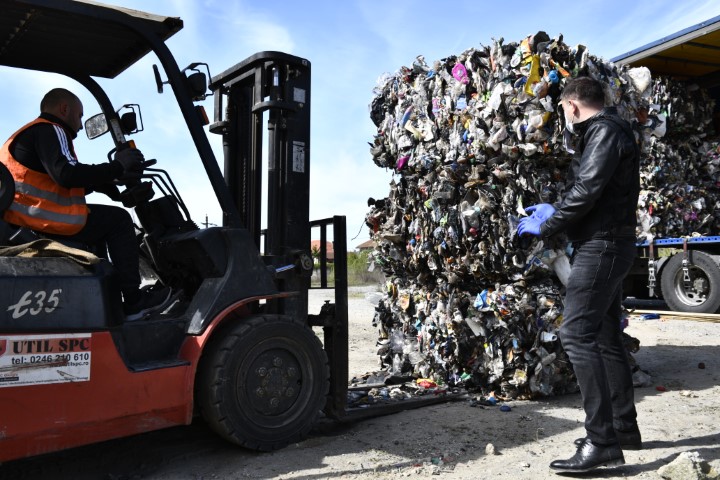 „Ne-au mințit: ne-au zis că sunt PET-uri și, de fapt, ne-au adus gunoaie”