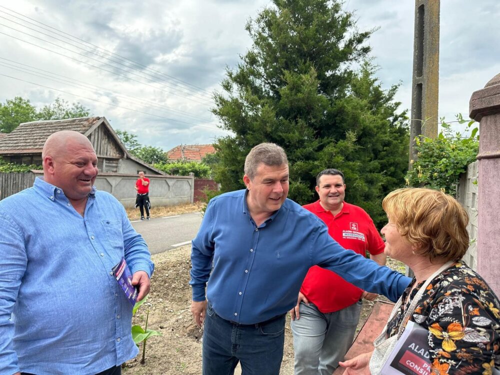 Alături de oamenii din Vânători și de primarul Narcis Percea
