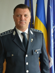 Reținut 24 de ore pentru violare de domiciliu, conducerea unui vehicul sub influența alcoolului și distrugere