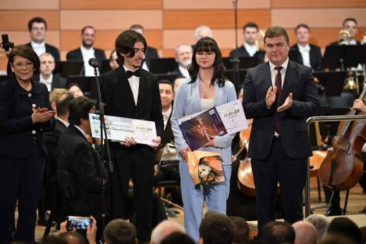 Mălina Busuioc, elevă în clasa a XI-a, la Colegiul Național “Gheorghe Țițeica” din județul Mehedinți, premiată astăzi în cadrul Galei Excelenței din Oltenia