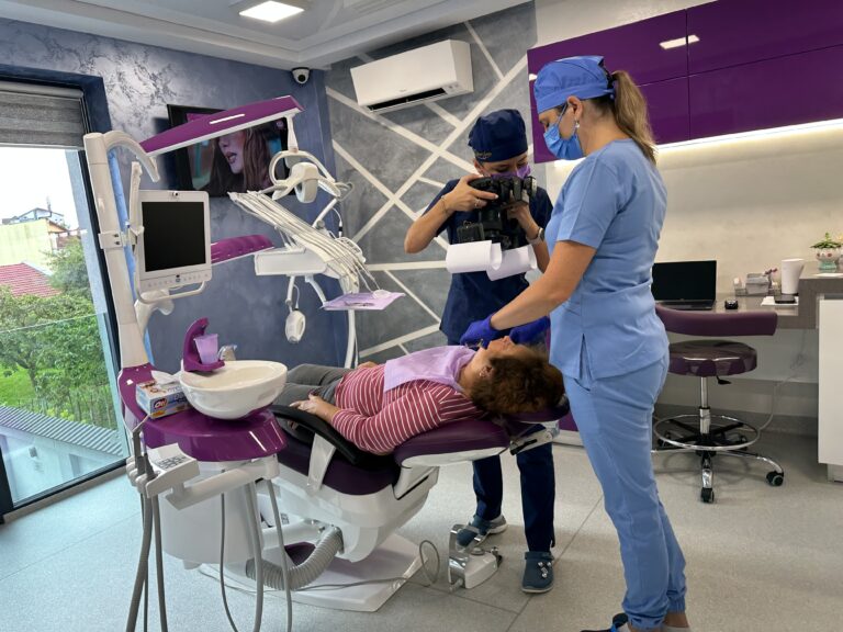 Starea Igienei Orale în România: cei mai mulți români investesc sub 500 de lei pe an în servicii stomatologice; 70% le consideră scumpe; frica de durere este barieră pentru un sfert din populație