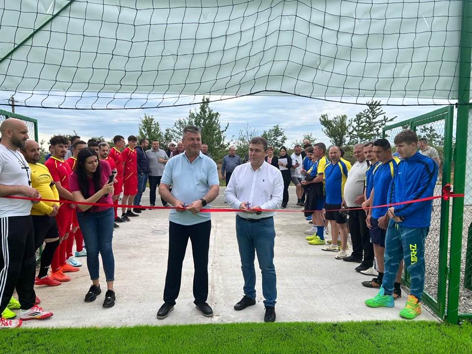 De astăzi, tinerii din Godeanu au un teren de fotbal modern!